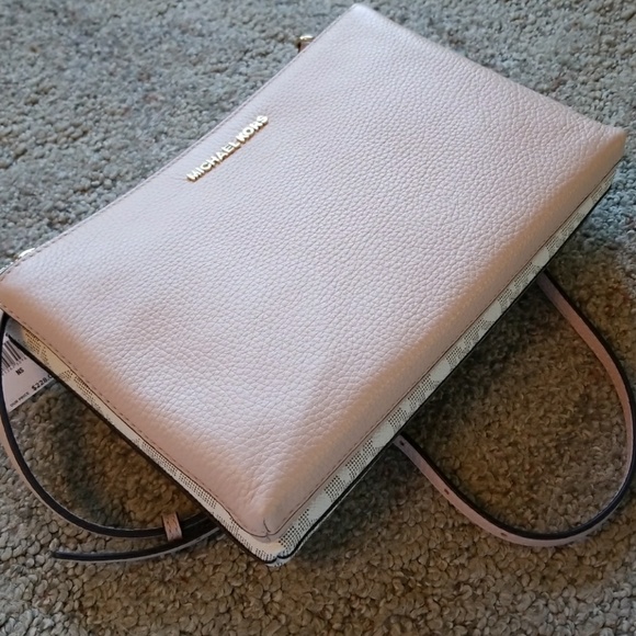 Michael Kors Handbags - Michael Kors crossbody bag